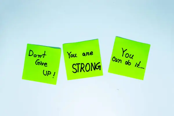 Pozitif pozitiflik kavramı. Beyaz arkaplandaki notlar için farklı renk kağıtlarının ifadeleri. El yazısı metinle motivasyon kavramı.