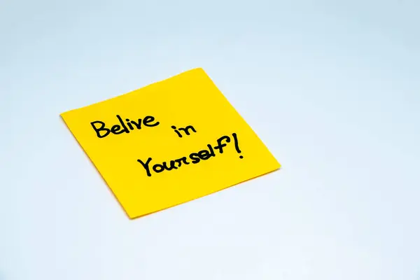 Pozitif pozitiflik kavramı. İzole edilmiş arkaplanı olan yapışkan nottaki motivasyon sözcükleri