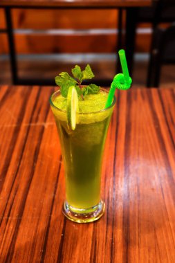 Ev yapımı ferahlatıcı limonata, limon dilimleri ve buzlu cam.