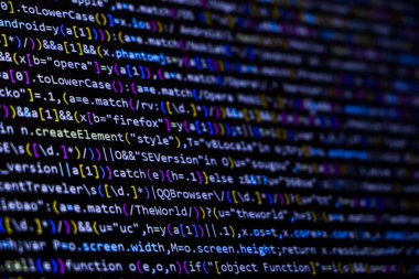 Yazılım kaynak kodu. Programlama kodu. Bilgisayar ekranında programlama kodu. Ofiste program kodları üzerinde çalışan geliştirici. Kaynak kodu fotoğrafı. Teknoloji geçmişi