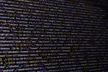 Yazılım kaynak kodu. Programlama kodu. Bilgisayar ekranında programlama kodu. Ofiste program kodları üzerinde çalışan geliştirici. Kaynak kodu fotoğrafı. Teknoloji geçmişi