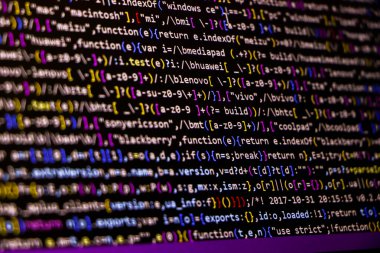 Yazılım kaynak kodu. Programlama kodu. Bilgisayar ekranında programlama kodu. Ofiste program kodları üzerinde çalışan geliştirici. Kaynak kodu fotoğrafı. Teknoloji geçmişi