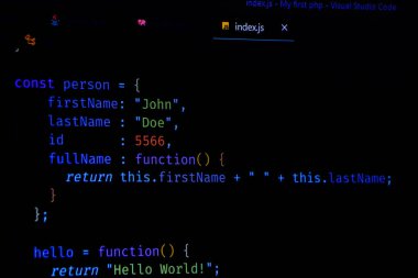 Yazılım kaynak kodu. Programlama kodu. Bilgisayar ekranında programlama kodu. Ofiste program kodları üzerinde çalışan geliştirici. Kaynak kodu fotoğrafı. Teknoloji geçmişi