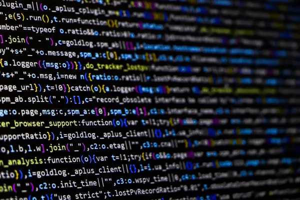 Yazılım kaynak kodu. Programlama kodu. Bilgisayar ekranında programlama kodu. Ofiste program kodları üzerinde çalışan geliştirici. Kaynak kodu fotoğrafı. Teknoloji geçmişi