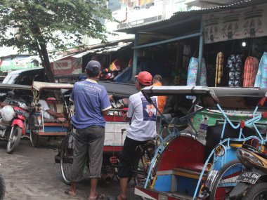 Çocuk taksisi ve şoför geleneksel pazar yerinde.