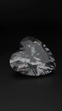 Heart Diamond siyah arka planda izole edilmiş. Büyük kristal berrak, parlak, kesilmiş elmaslar.