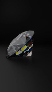 Yuvarlak şekilli elmas siyah arka planda izole edilmiş. Büyük kristal berrak, parlak, kesilmiş elmaslar.