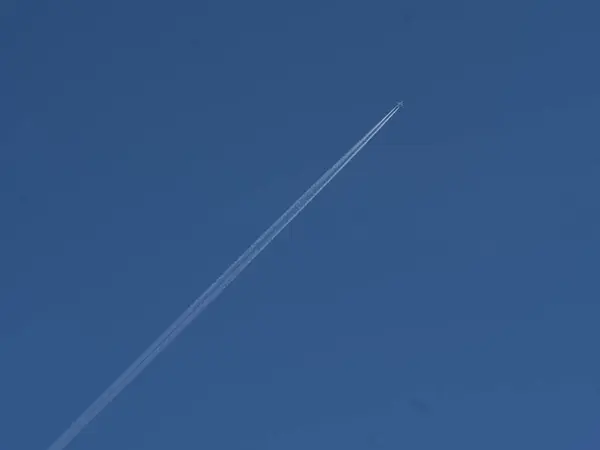 Gökyüzüne karşı beyaz bir uçak