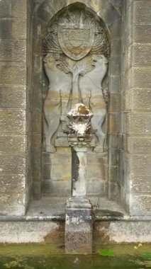 Czech Cumhuriyeti 'nin eski şatosundaki çeşme.