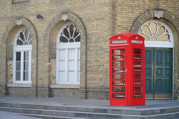 Caddedeki kırmızı telefon kulübesi