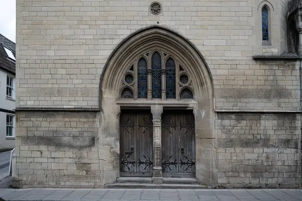 Eski ahşap kapı, Bath