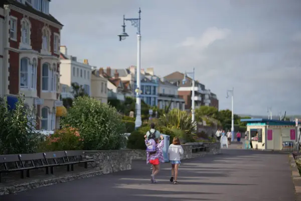 İnsanlar deniz kıyısında yürüyor, Weymouth.
