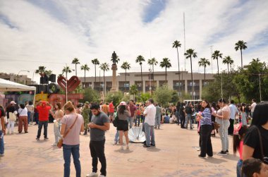 TORREON, COAHUILA, MEXICO; 8 Nisan 2024 Torreon, Meksika 'daki toplam güneş tutulması olayında kalabalık