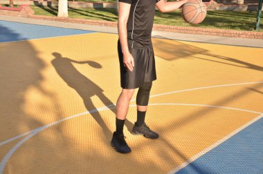 Topu olan basketbol oyuncusu