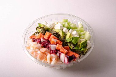 Sebzeli ve plastik kablı sağlıklı salata.