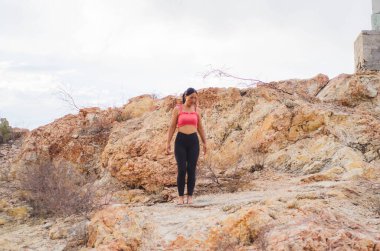 Latin esmer kadın, öğleden sonra yogada.