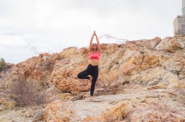 Latin esmer kadın, öğleden sonra yogada.