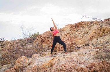Latin esmer kadın, öğleden sonra yogada.
