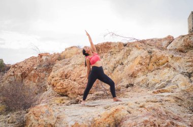 Latin esmer kadın, öğleden sonra yogada.