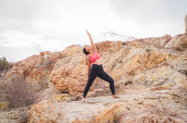 Latin esmer kadın, öğleden sonra yogada.