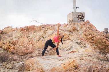 Latin esmer kadın, öğleden sonra yogada.