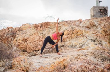 Latin esmer kadın, öğleden sonra yogada.