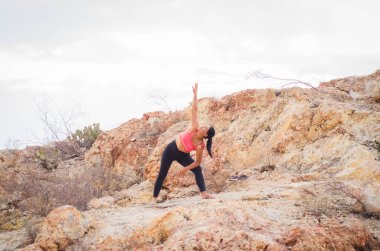 Latin esmer kadın, öğleden sonra yogada.