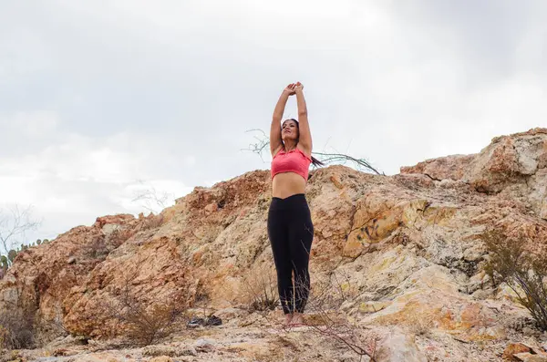 Latin esmer kadın, öğleden sonra yogada.