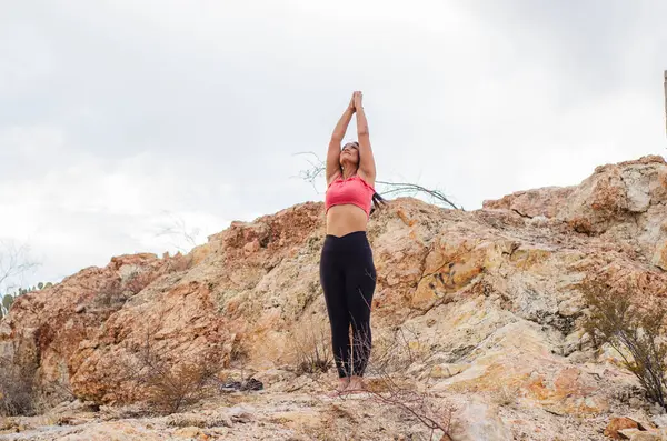 Latin esmer kadın, öğleden sonra yogada.