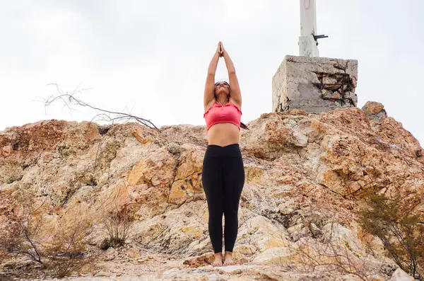 Latin esmer kadın, öğleden sonra yogada.