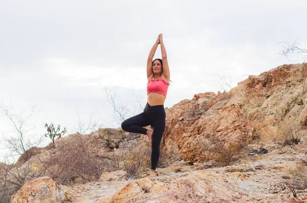 Latin esmer kadın, öğleden sonra yogada.