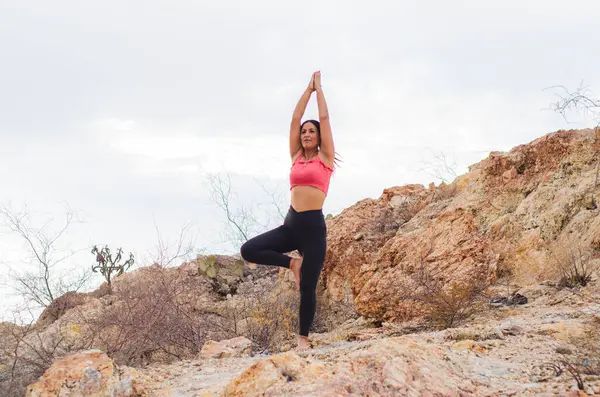 Latin esmer kadın, öğleden sonra yogada.