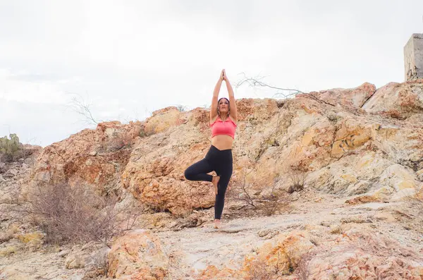 Latin esmer kadın, öğleden sonra yogada.