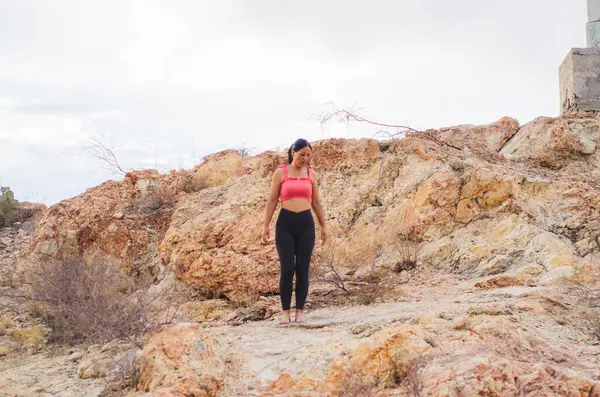 Latin esmer kadın, öğleden sonra yogada.