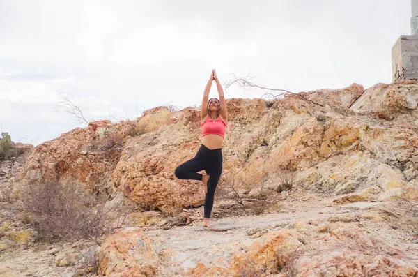 Latin esmer kadın, öğleden sonra yogada.