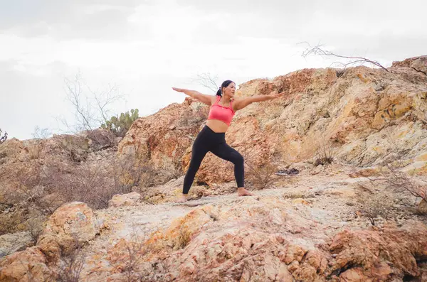 Latin esmer kadın, öğleden sonra yogada.