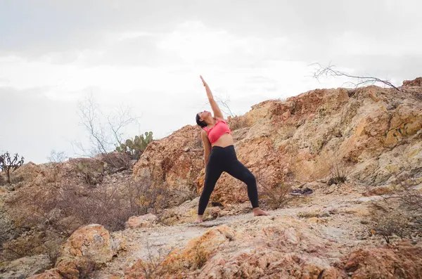 Latin esmer kadın, öğleden sonra yogada.