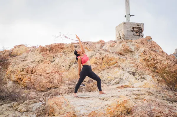 Latin esmer kadın, öğleden sonra yogada.