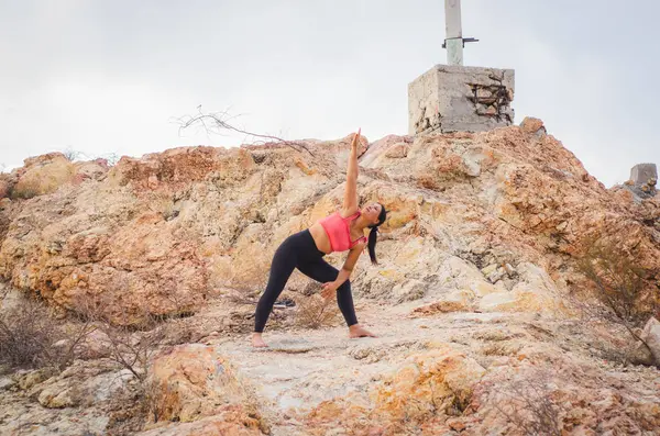 Latin esmer kadın, öğleden sonra yogada.