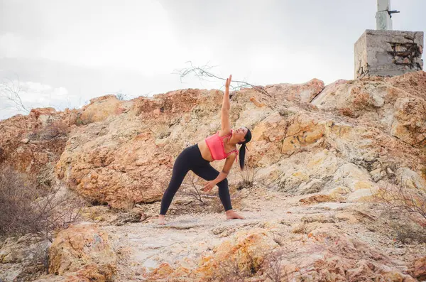 Latin esmer kadın, öğleden sonra yogada.