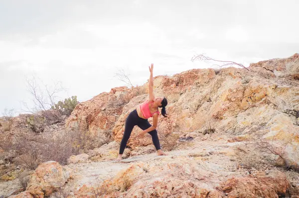 Latin esmer kadın, öğleden sonra yogada.