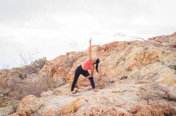 Latin esmer kadın, öğleden sonra yogada.