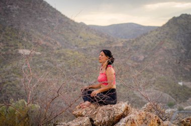 Latin esmer kadın, öğleden sonra yogada.