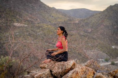 Latin esmer kadın, öğleden sonra yogada.