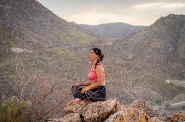 Latin esmer kadın, öğleden sonra yogada.