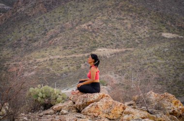 Latin esmer kadın, öğleden sonra yogada.