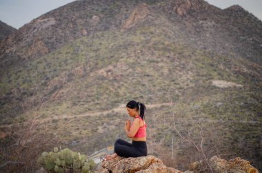 Latin esmer kadın, öğleden sonra yogada.