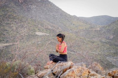 Latin esmer kadın, öğleden sonra yogada.