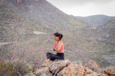Latin esmer kadın, öğleden sonra yogada.