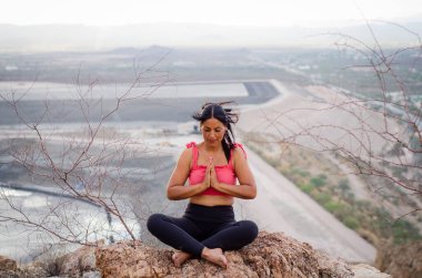 Latin esmer kadın, öğleden sonra yogada.